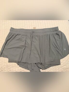 Women’s Clay Elastic Waist Pleated Shorts